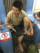 轻轨防坐卧神器活生生变成了按摩神器