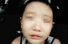 小孩被“糊涂”爸爸锁车里 大呼“救命”