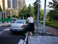 女驾驶员驾车酿事故 原来竟是坡跟鞋惹的祸