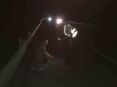 好危险！男子深夜躺在高速路