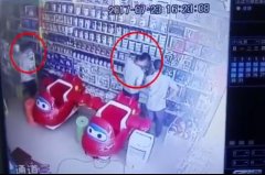 两男子母婴店打配合行窃  一大罐奶粉藏进裤裆里