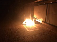烟头星火燃起熊熊烈火 烧炸站台玻璃