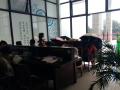 重庆一高校学子：太阳再大  打伞也要学习