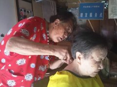 八旬老人开店24年 理发只收1元钱