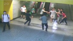 警小哥上班途中遇小偷  一记“锁喉摔”将其撂倒