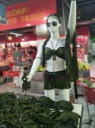 超市大妈新作：海带“比基尼”清凉站台
