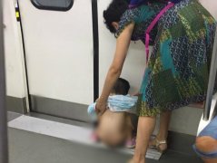 辣眼睛！阿婆带着娃娃轻轨上方便