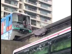 暴雨肆虐过后 轻轨二号线有“异物”入侵