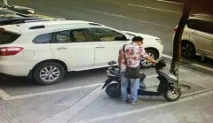 明知在监控下面 男子面不改色把车盗走
