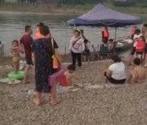 男子跳入江中救亲人 不识水性失踪