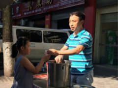 重庆一男子街头免费送绿豆汤 往年送白开水