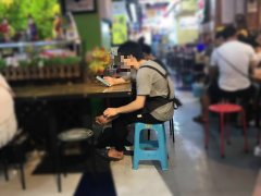 寿司店店员休息期间抠脚 网友：有味道的寿司？