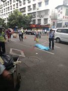 老人过马路时被撞身亡 警方正在调查