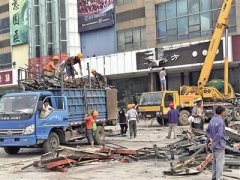 广告牌垮塌砸中多辆车 损失恐近百万