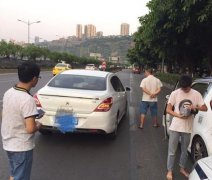 贪图凉快光脚驾驶 小伙开斗气车被民警及时制止