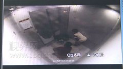 熊孩子两脚踢掉电梯门 被困20层