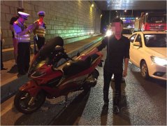醉酒男子执迷不悟 但女儿一句话却他惭愧不已