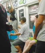 小孩轻轨车厢吊“单杠” 爷爷根本劝不动