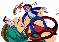 一醉酒男子到站后不愿下车 叫住司机：送我回家