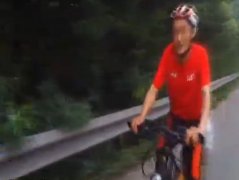六旬老人骑行上高速