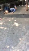 重庆街头八旬老人倒突然地 路过男子急寻警方