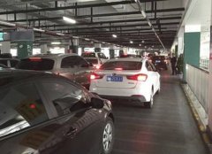 女司机找不到停车位占道停车 不愿挪车发生口角