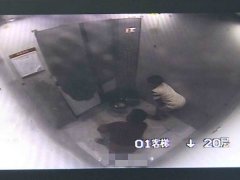 重庆一熊孩子踢掉电梯两脚  被困受到惊吓