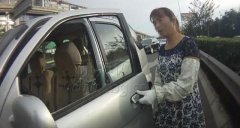 机胆太大 为关油箱盖快车道上乱来