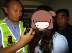 女子酒后开宝马上路被交警逮个正着