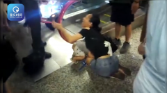 重庆一小孩手被卷入扶梯 家长哭喊：快帮忙啊
