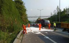 面包车后轮突然爆胎 高速公路“洗白了”
