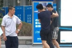 老人步行街摔倒  两小伙二话没说将其扶起
