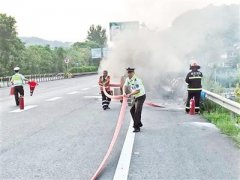 小货车高速路自燃 车上货物全部烧毁