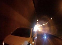 无证司机驾无牌摩托车 隧道内撞上小轿车