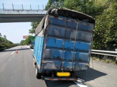 尴尬！高速开了5公里 轮胎“跑了”