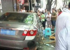 汽车冲上人行道 撞倒正在吃小面的市民