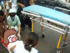 重庆一司机看红绿灯看得入神 撞伤过路行人