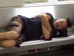 重庆一男子把轻轨当卧铺  发型很潮