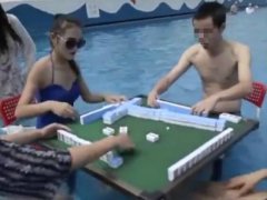 重庆40℃高温  黑人小哥不回家泡在水里打麻将
