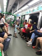 重庆轻轨上现“围裙妈妈”  网友：不热吗？
