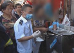 女子左手被卷入绞肉机  隔着屏幕都感觉痛