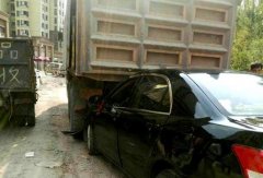 倒车时将小轿车压入车底 重型货车驾驶员：没看清