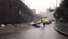 感动！他在大雨中扶起倒塌护栏