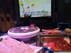 重庆火锅现新吃法  一边烫一边唱歌