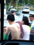 女子被玻璃扎伤  民警拉笛送医