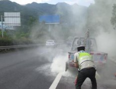 烟头随手扔出窗外 差点把自己的车烧了