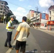 这司机胆儿忒肥！驾照吊销他居然还敢这样