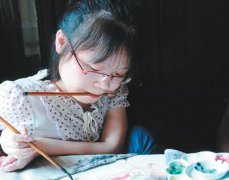 她的手只能移动5厘米 画却惊艳了全国