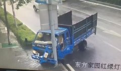 司机猛撞电杆后被困变形车头 监控拍下惊险瞬间