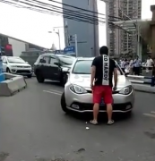 车辆被堵路中央 一车主当街破口大骂